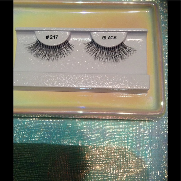 Eyelashes - Picture 2 of 3